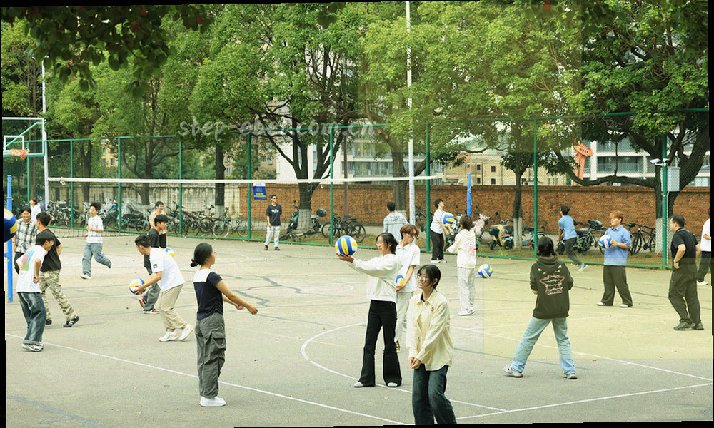 档案夹与季度刻度、索引标签组成的抽象插图，表现目录持续维护
